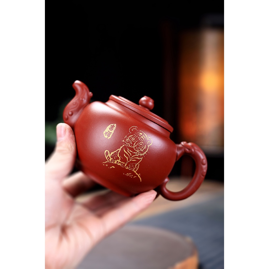 Ấm Tử Sa Nghi Hưng Manh Hổ Hiến Thụy 310 ml (Đại Hồng Bào)