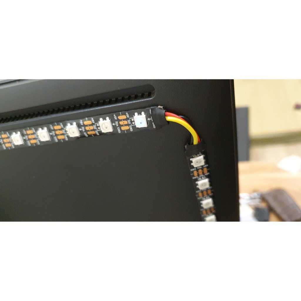 Đèn Ambilight sáng theo màu màn hình cho 2 màn hình liền kề nhau | BigBuy360 - bigbuy360.vn