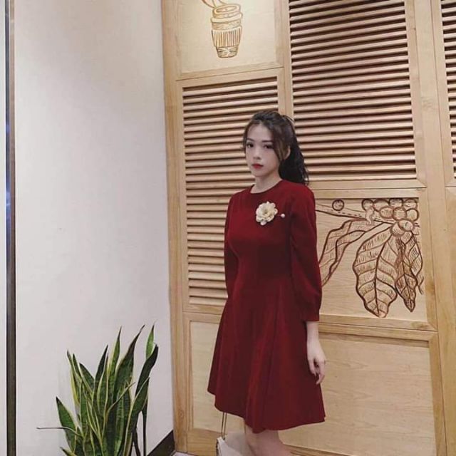 VÁY XÒE NHUNG ĐỎ KÈM HOA