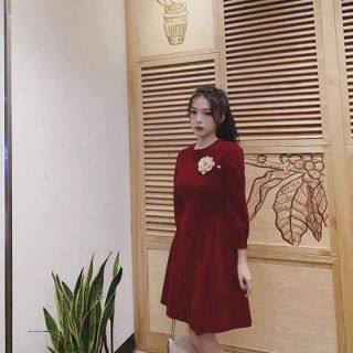 VÁY XÒE NHUNG ĐỎ KÈM HOA