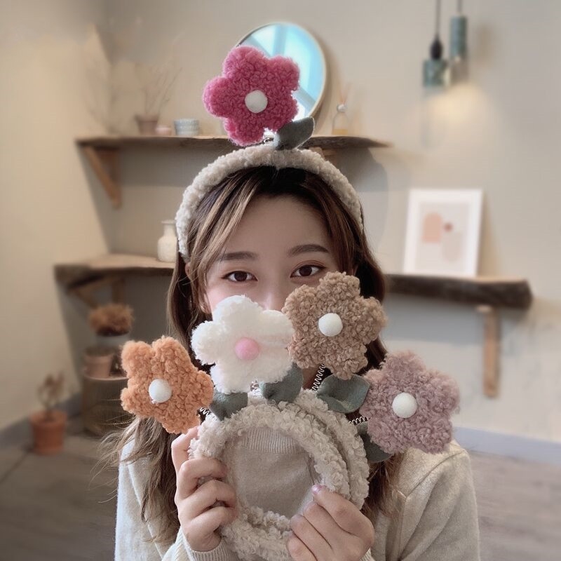 Cô gái mùa thu và mùa đông băng đô hoa dễ thương