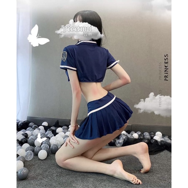 Set cosplay nàng quân cảnh với áo croptop và chân váy quyến rũ