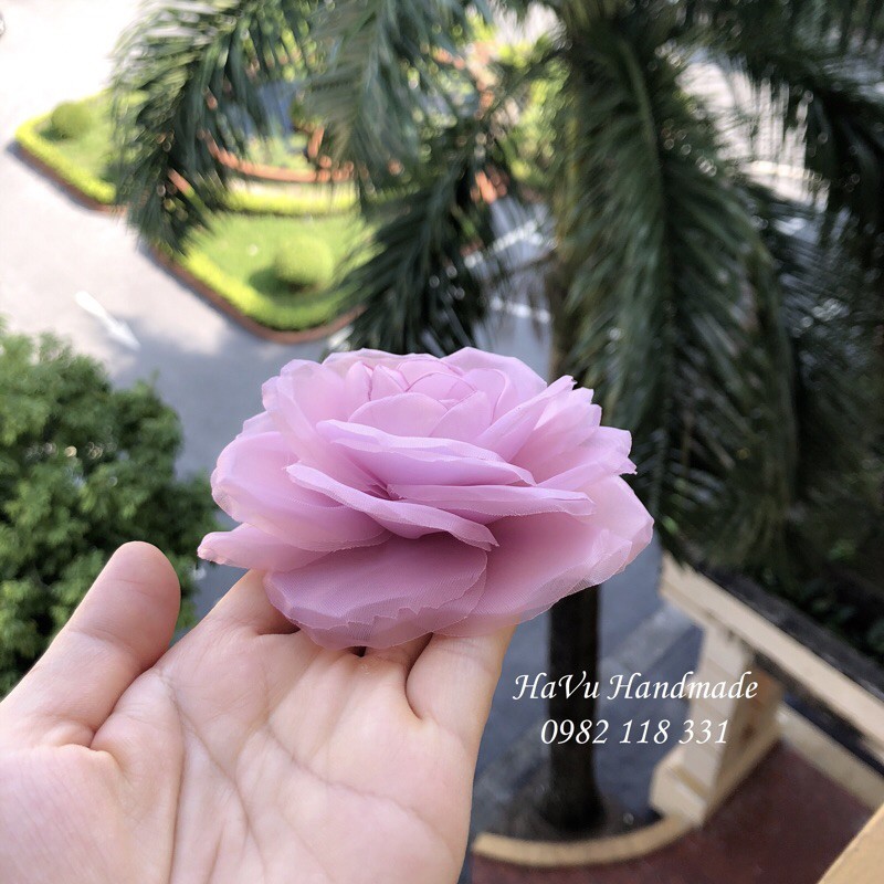 Tag cài áo hoa hồng cánh voan màu tím