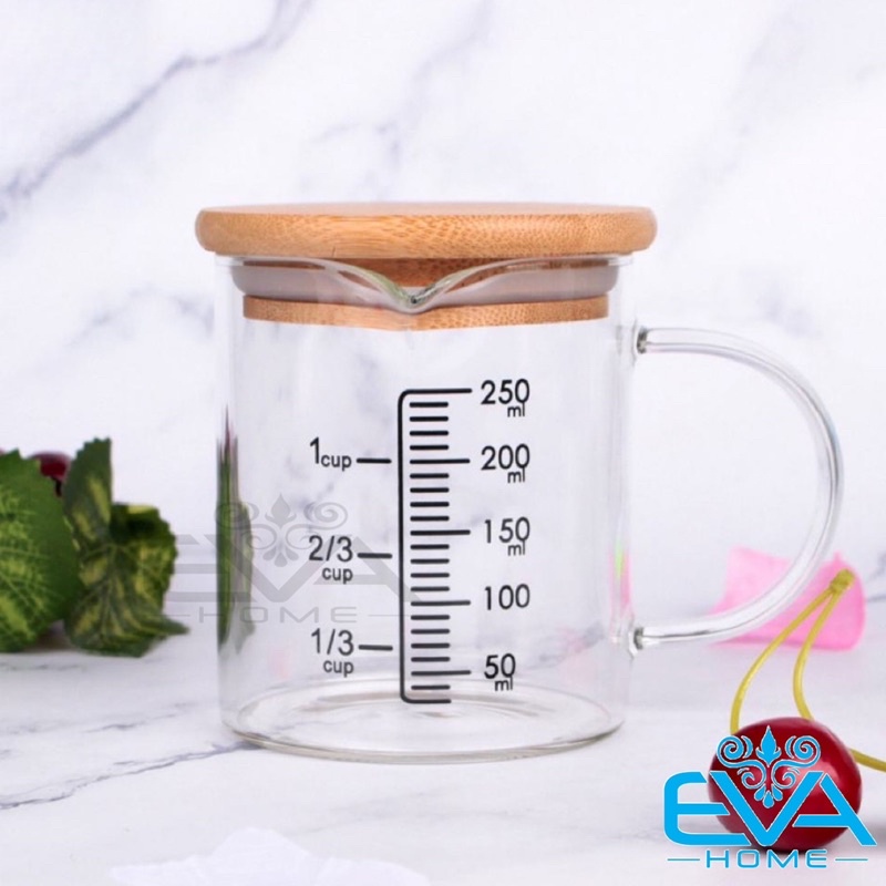Ly Thuỷ Tinh Chịu Nhiệt Quai Cầm Miệng Rót Có Vạch Chia Đo Lường Dung Tích 250 Ml Kèm Nắp Gỗ Tre SP4722