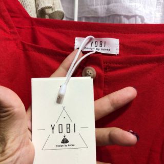 Váy đỏ thắt eo