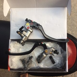 Cùm tay thắng - tay côn Brembo (1 cặp đầy đủ phụ kiện) tặng pát bình dầu Titan