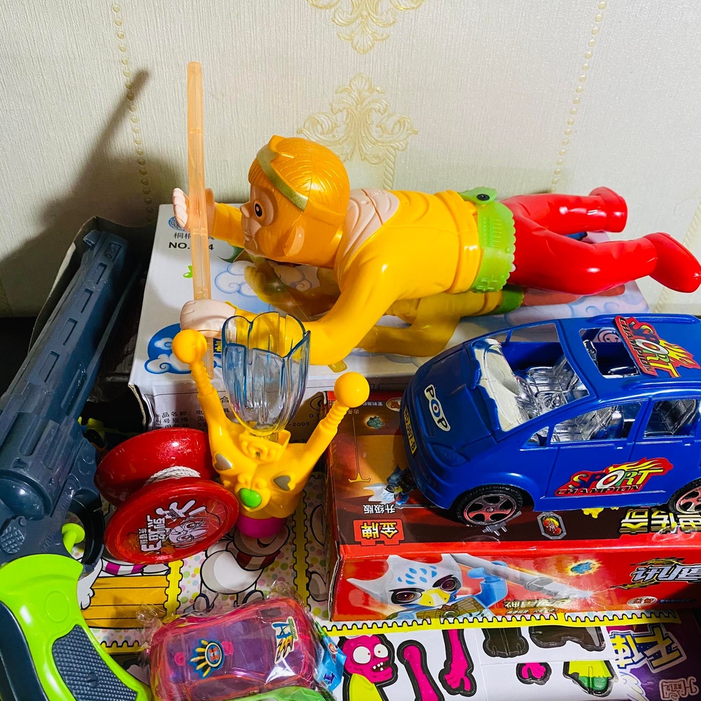 Combo đồ chơi bé trai tề thiên pin,phun nước,xe ô tô