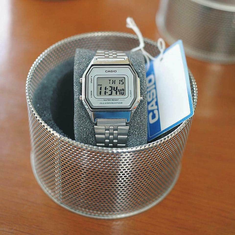 Đồng hồ điện tử nữ Casio mặt vuông dây thép không rỉ LA680