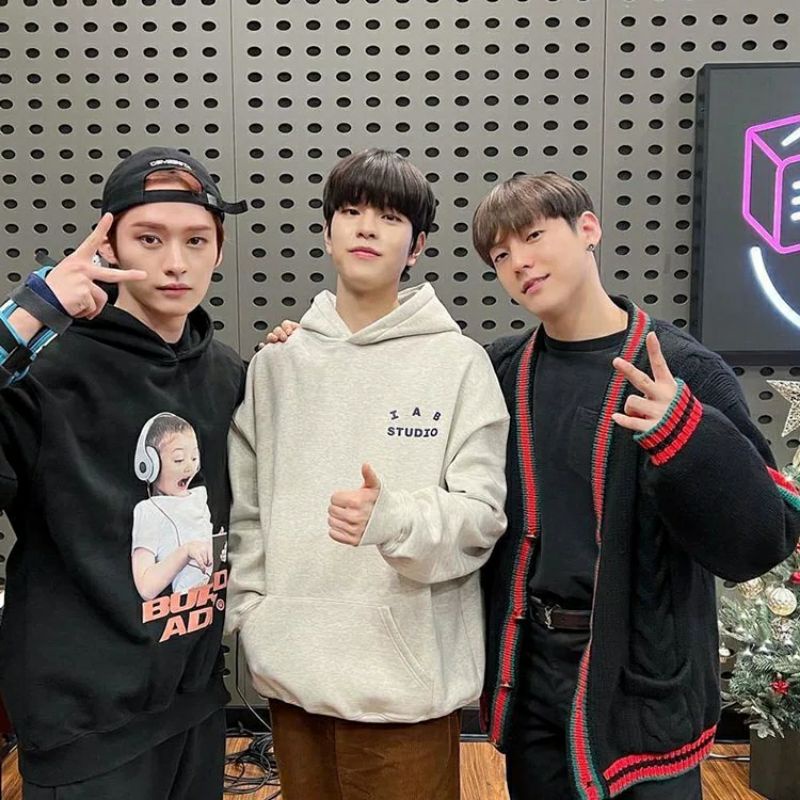 Áo hoodie in chữ IAB giống Jeongwoo TREASURE và Seungmin Stray Kids