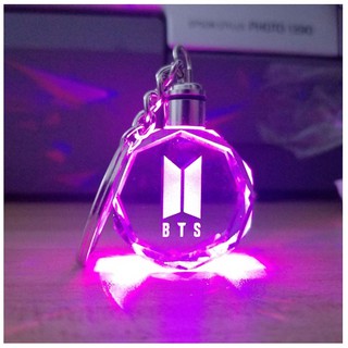 Móc khóa in logo BTS phát sáng