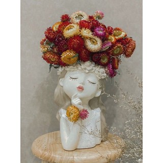 Bình hoa cô gái nhắm mắt