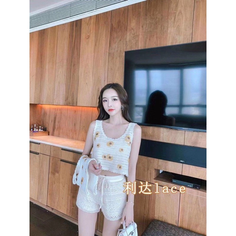 Áo ren hoa cúc cổ tròn cực xinh