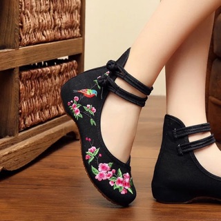 Giày vải thêu( sẵn e đỏ size 36. Hàng oder)