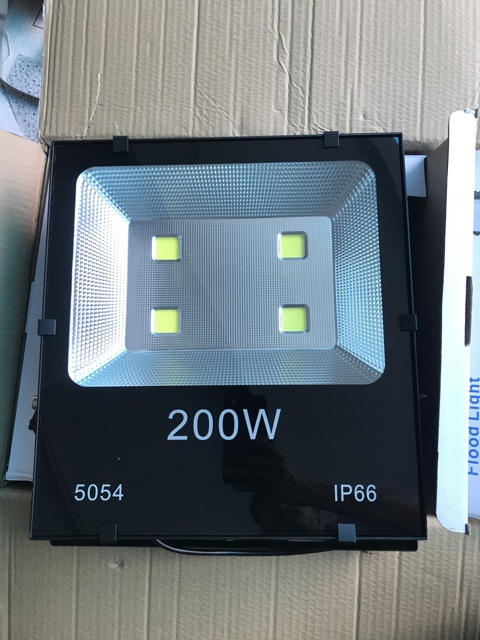 Đèn pha led  200W chuyên công trình ngoài trời, sân thể thao sân vận động, vỏ nhôm đúc dày tản nhiệt tốt chống nước IP66