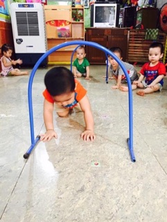 cổng chui sắt cho bé