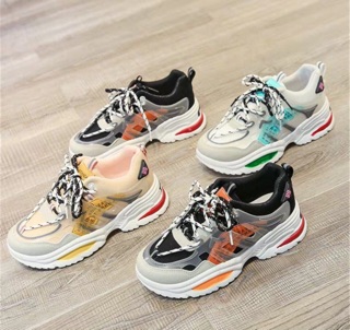 giày thể thao có chữ