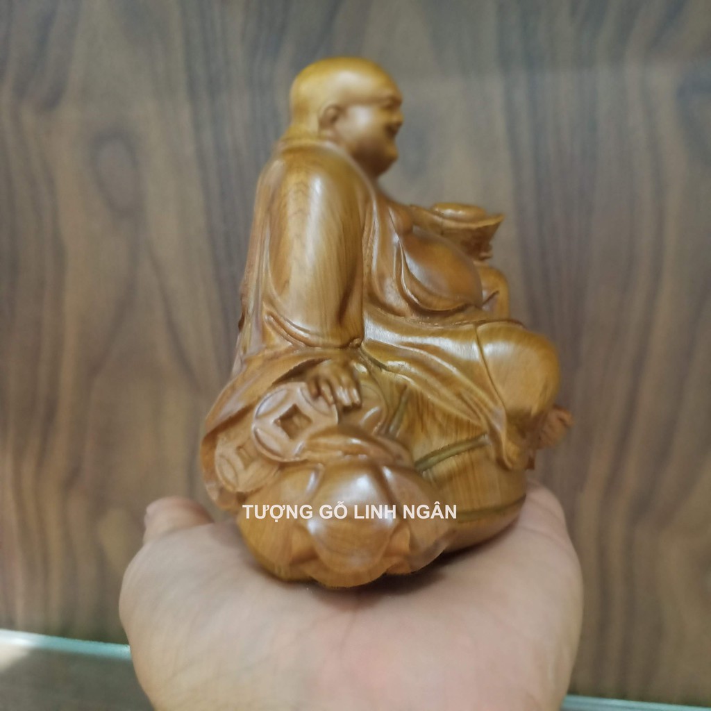 Tượng di lặc để xe ô tô bằng gỗ thơm cao 10 cm