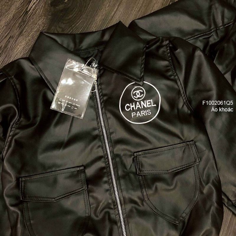 Áo khoác da kéo khóa cổ bẻ thêu logo chanell hai mặt tay dài bo 1002