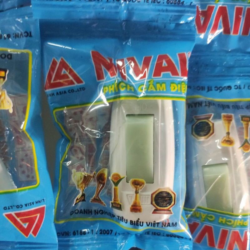 Công tắc treo dạ quang hiệu Sopoka dùng để nối dây điện sử dụng