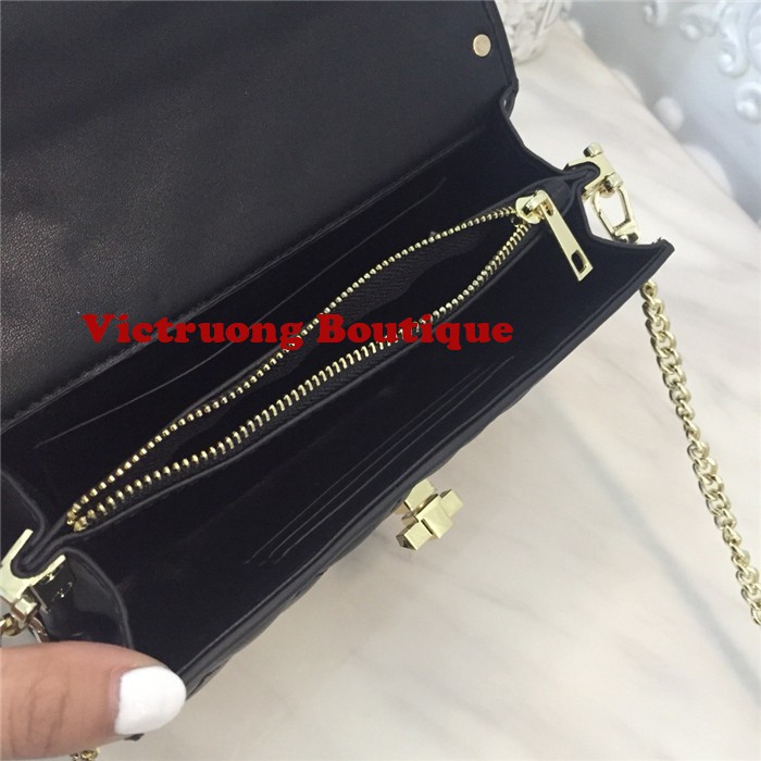 Ví cầm tay đính đinh tán