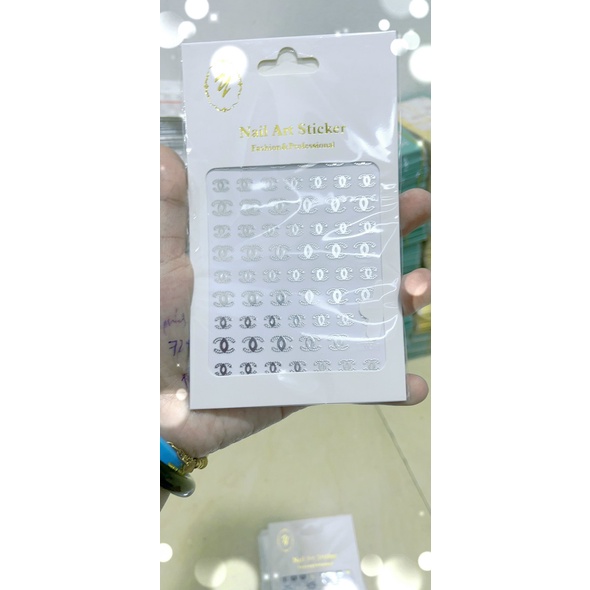 miếng dán móng thương hiệu.