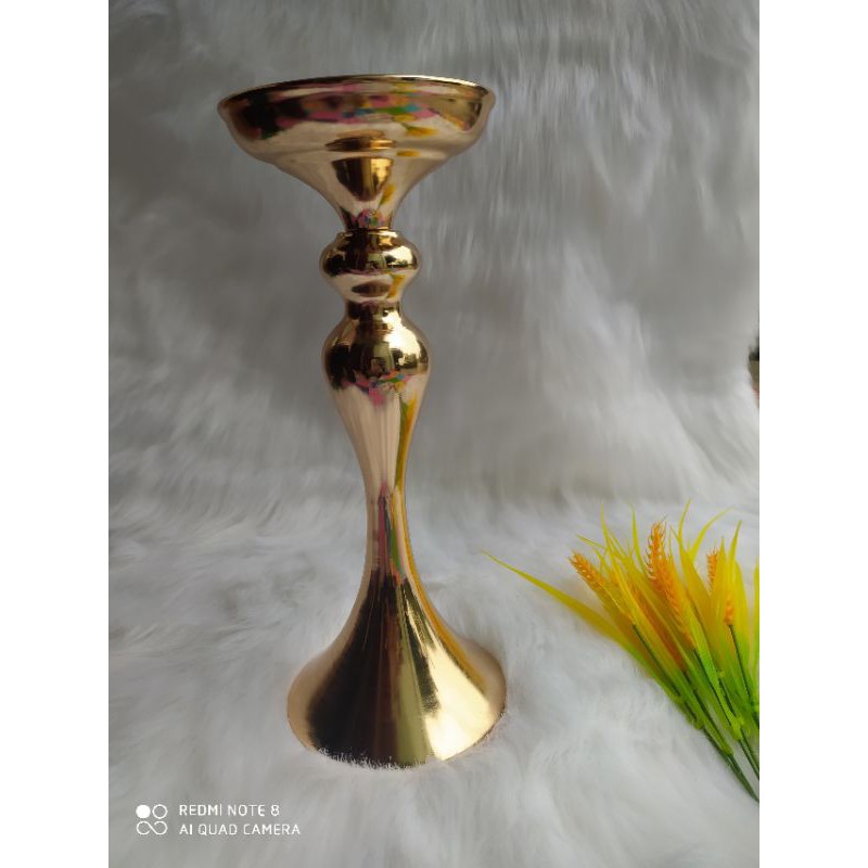 Trụ đuôi cá cắm hoa