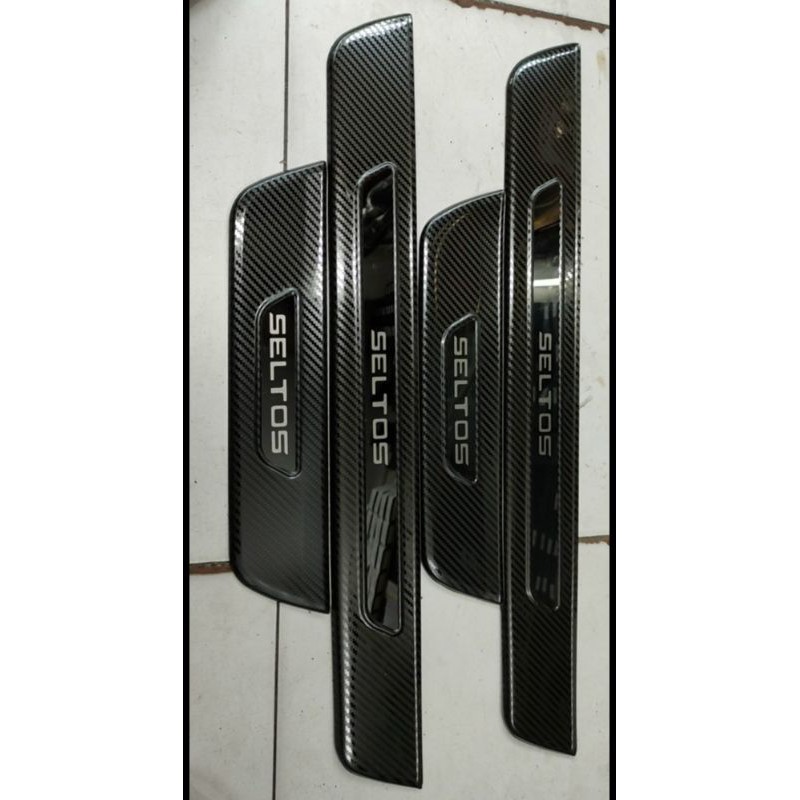 Bộ ốp bậc cửa theo xe Kia Seltos 2020-2021 cacbon cao cấp