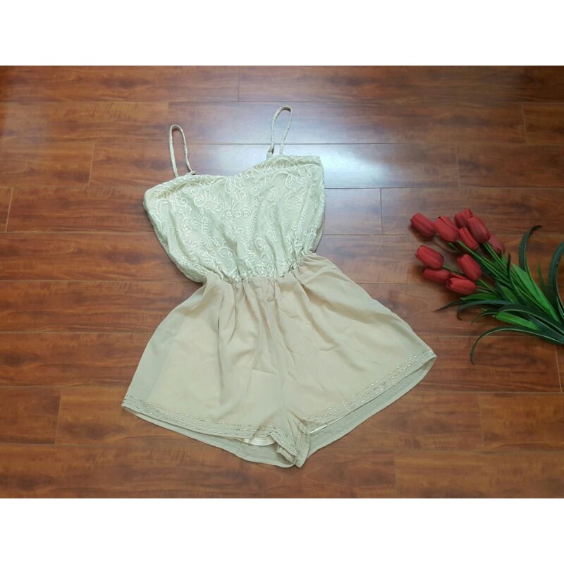 Jumpsuit dây ren