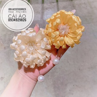 Hoa cài áo đính đá