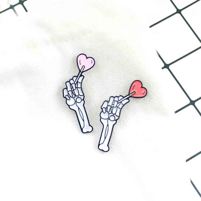 Ghim cài áo tráng men hình xương bàn tay cầm kẹo lollipop hình trái tim phong cách Halloween cho cặp đôi