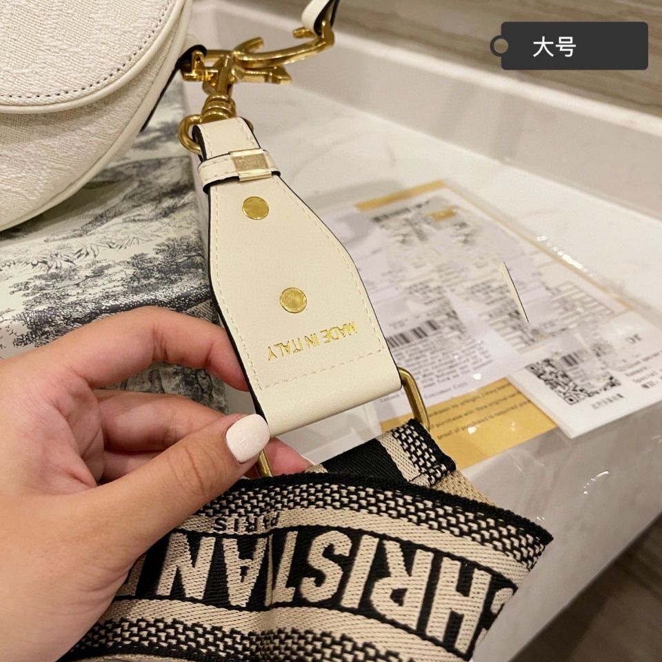 Túi Dior CD cao cấp dáng yên ngựa chất liệu da thật dập logo Dior. màu sẵc sang trong. mẫu mới nhất năm 2022