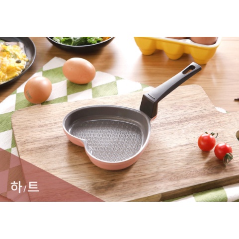 Chảo Chiên Trứng Hình Trái Tim Màu Hồng