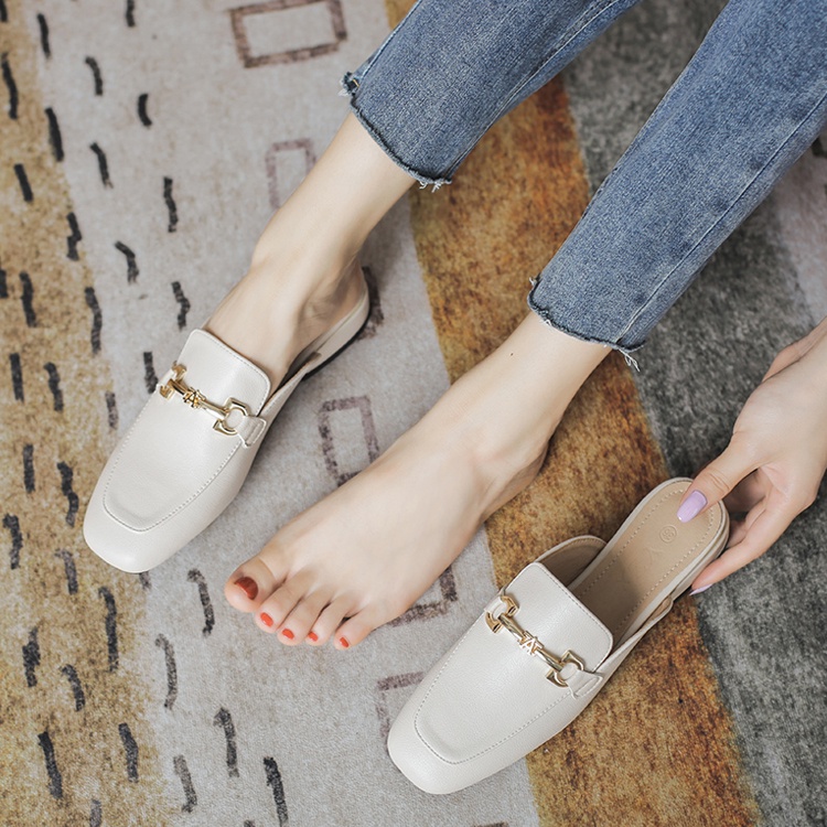 Flat sandals with simple design fashion