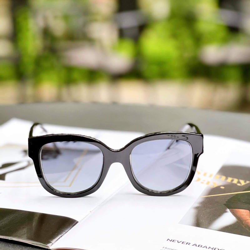 Mắt kính mát DIOR .