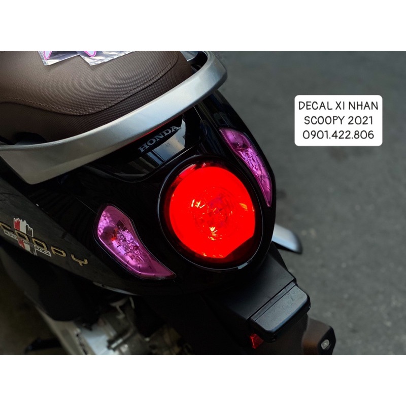 Decal Xi Nhan Đèn Hậu Scoopy 2021