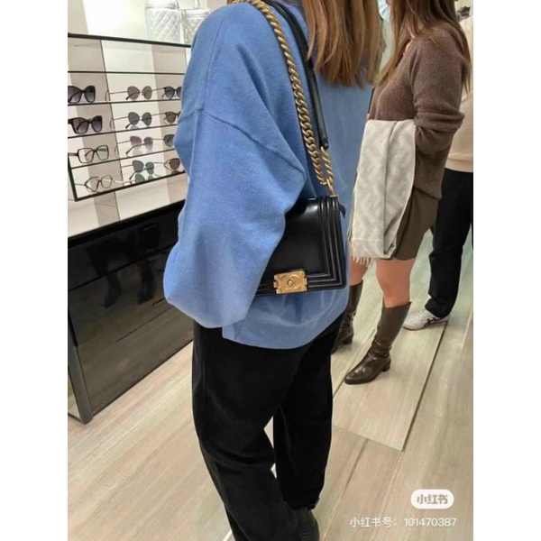 Túi xách CL màu đen.