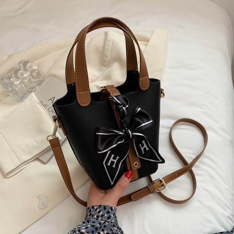 Túi Xách Quai Nâu Tặng Kèm Khăn Có Dây Đeo Chéo