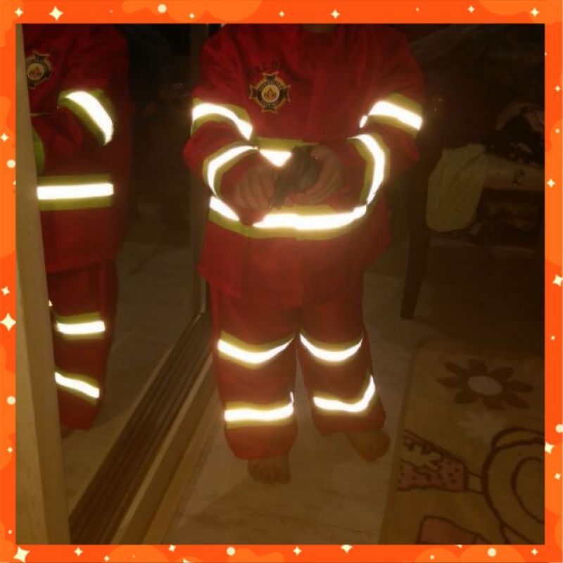 Quà Noel trang phục cứu hỏa trẻ em kèm bình xịt đeo vai