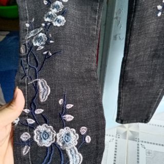 Quần jeans hoa thêu