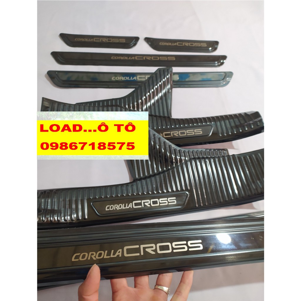 Ốp Bậc Cửa, Nẹp Bước Chân Xe Toyota Cross 2022-2020 Trong, Ngoài Loại 1 Mặt Bóng Chất Liệu Titan Cao Cấp