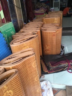 Chiếu trúc tăm in hoa lót lụa