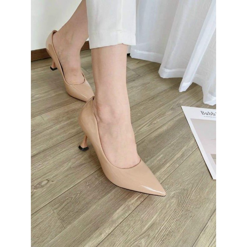 Giày cao gót màu nude bóng