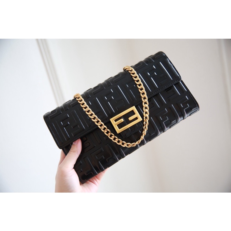 Ví W466-24 Clutch Fendi fullbox tag vàng vân da dập nổi kèm quai xinh Sang