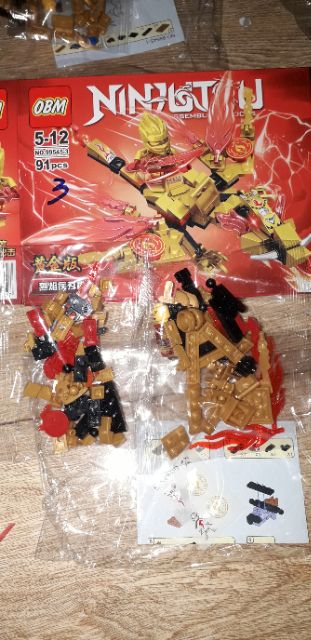 Lắp ráp 1 hộp LegoNinjutsu Rồng 99545 có nhiều chi tiết