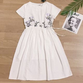 Đầm xoè midi thêu hoa Cati