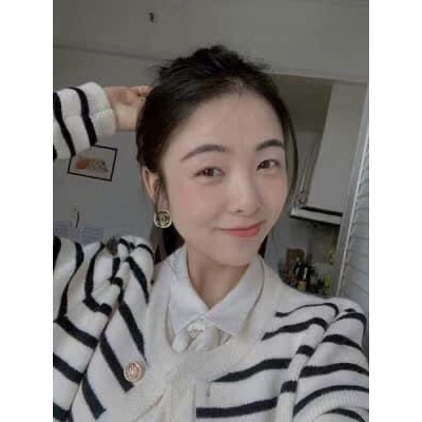 Cadigan sọc mỏng ngang basic- kết hợp thêm cúc vàng nhìn sang hẳn cái áo
