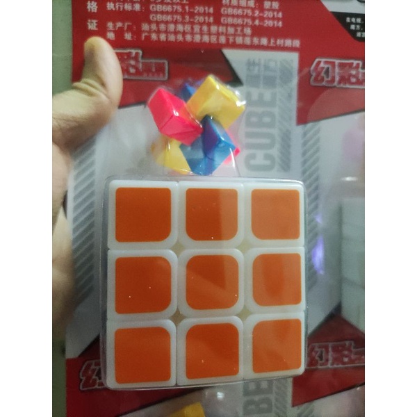 Rubik 3x3 xoay mượt loại đẹp có vỉ tặng kèm đồ chơi nhỏ