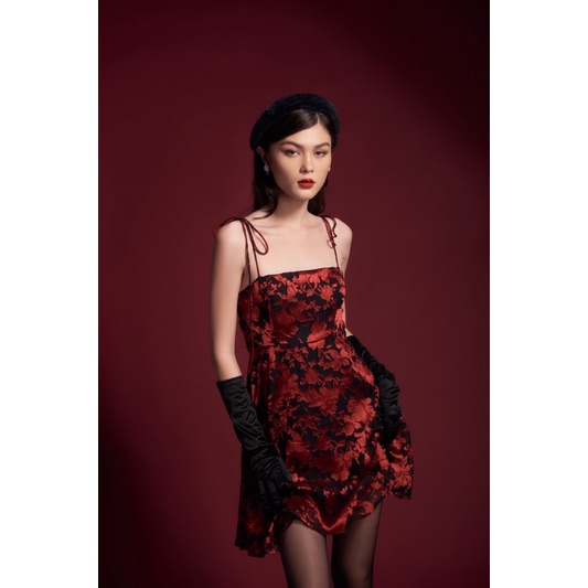 đầm 2 dây hoa đỏ Mebein