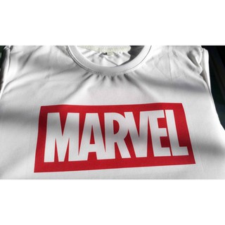 Áo thun in hình chữ Marvel