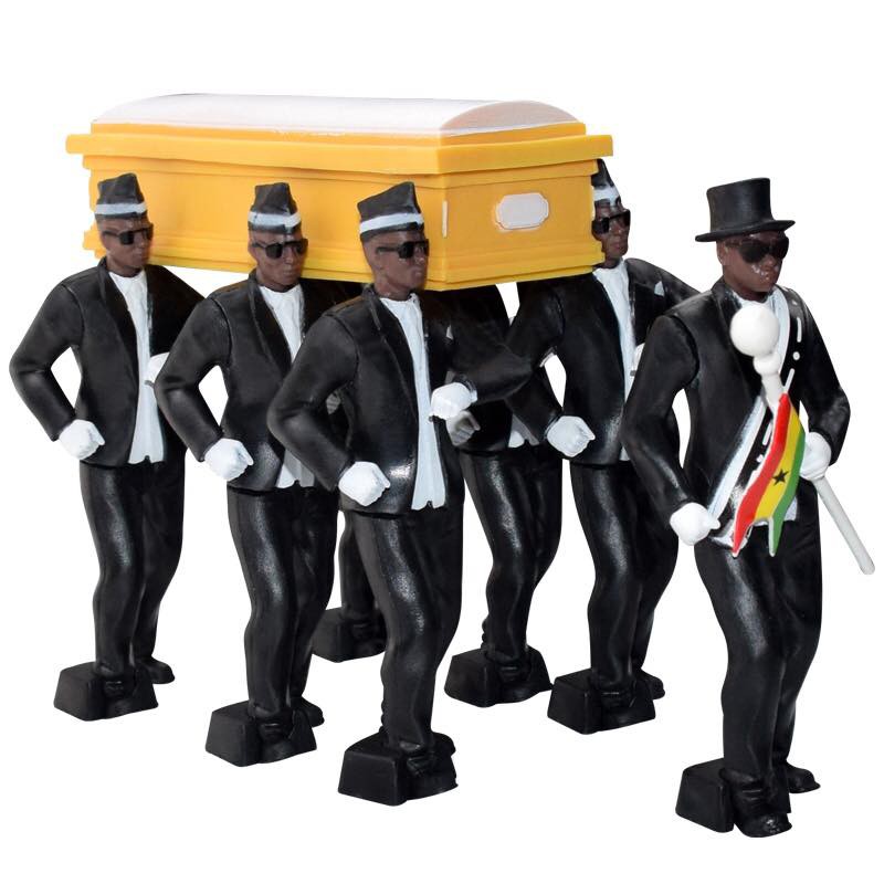 Mô hình nhóm nhảy Ghana khiêng quan tài (10cm)